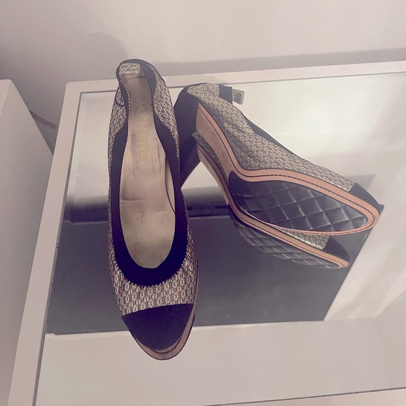 AUTHENTIC CHANEL PUMPS. Lovely Shoes can be worn to work or play. Like new - Picture 1 of 7